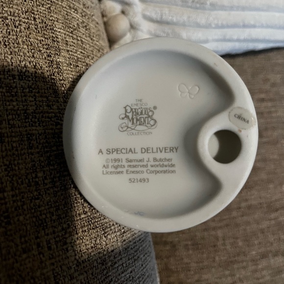 Precious Moments 1991 "A Special Delivery" 521493 - Picture 2 of 5